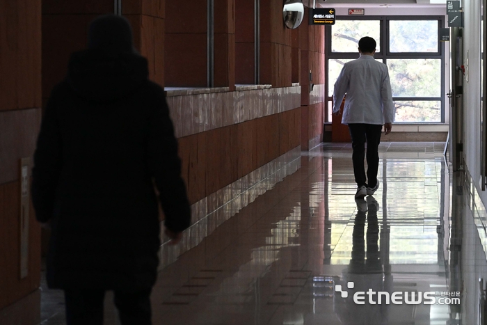 서울 시내의 한 대학병원에서 의료진이 이동하고 있다. 김민수기자 mskim@etnews.com