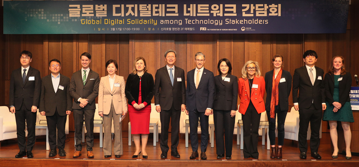 김창범 한국경제인협회 부회장과 데이먼 윌슨 NED 대표를 비롯한 내빈들이 17일 중구 장충동 신라호텔에서 열린 '글로벌 디지털테크 네트워크 간담회'에 참석했다. (왼쪽 다섯번째부터) 베라 요우로바 EU집행위 부위원장, 김창범 한경협 부회장, 데이먼 윌슨 NED 대표, 강인선 외교부 제2차관. (사진=한국경제인협회)