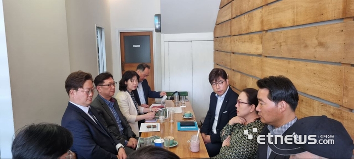 이기동 전주시의회 의장과 송영진 문화경제위원장, 노은영 전주시 문화체육관광국장 등 전주시 대표단이 멜리사 리 뉴질랜드 경제개발부 장관을 예방했다.