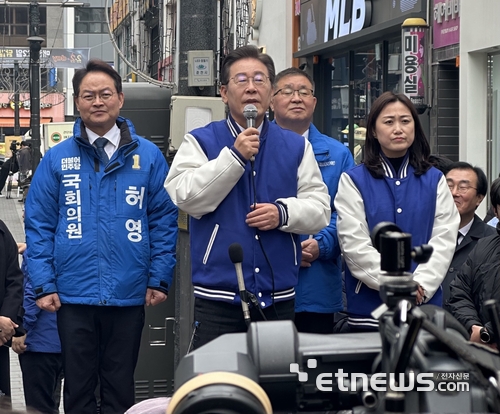 이재명 더불어민주당 대표가 강원도 춘천 명동거리에서 현장 기자회견을 열고 있다.