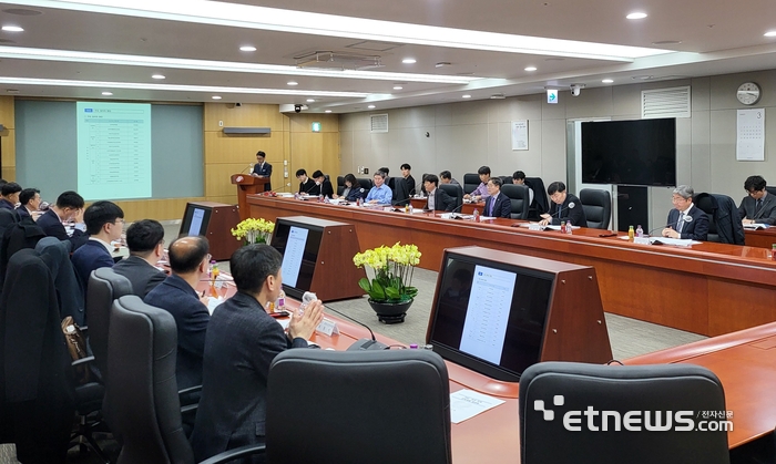 전라남도는 산업통상자원부, 광주시, 한국전력, 전력거래소, 한국에너지공단 등과 함께 18일 전남지역 전력계통 협의체 첫 회의를 열고 '전남지역 계통포화 해소 대책 방안'을 논의했다.