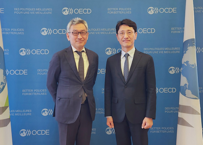 김윤상 기획재정부 차관(오른쪽)이 18일(현지시간) 한-OECD 국제공동연구 착수식에 참석, 요시키 다케우치 OECD 사무차장과 면담 후 기념촬영을 하고 있다.