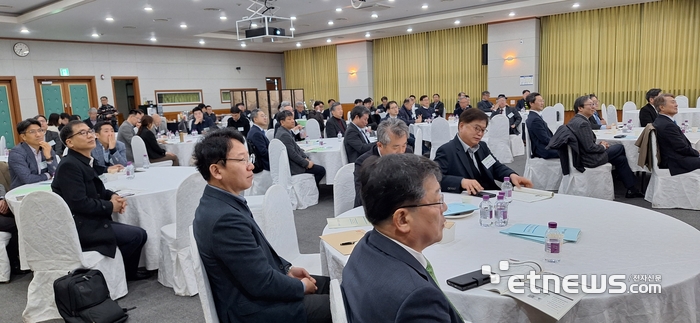 에너지밸리포럼은 19일 오전 광주테크노 파크 12층 국제회의장에서 최남호 산업통상자원부 2차관을 초청해 올해 정부 에너지 정책 방향을 주제로 제62차 정례포럼을 개최했다.