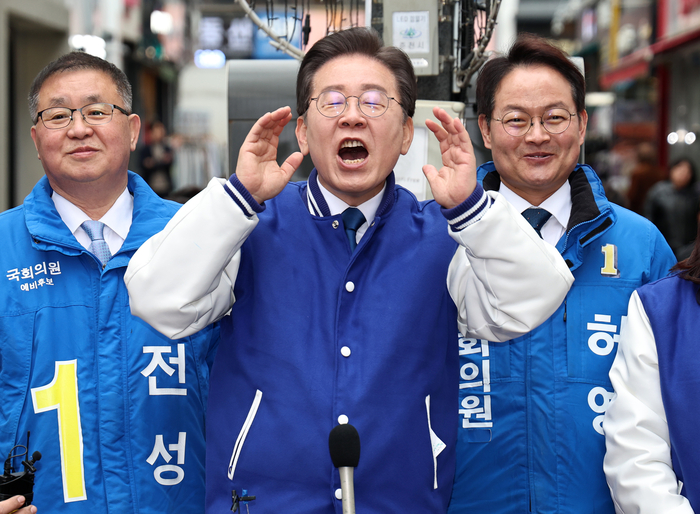 더불어민주당 이재명 대표가 19일 오전 강원 춘천시 중앙시장을 방문해 상인 및 시민들과 인사하고 있다. 연합뉴스