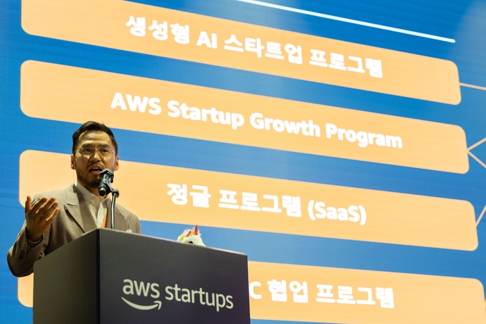 이기혁 AWS 동아시아 스타트업 에코시스템 총괄이 'AWS 유니콘데이 2024'에서 AWS 스타트업 지원 방향을 밝히고 있다.