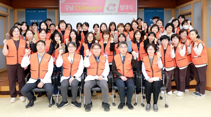 이동진 한림대학교강남성심병원장(맨 앞줄 왼쪽 세 번째)을 비롯한 의료진들이 고객서비스 디자이너 시스템 도입을 기념하는 발대식에 참여했다.