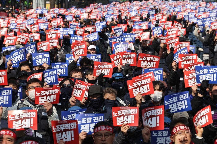 금속노조 “회계공시·타임오프 개입 반대” (서울=연합뉴스) 임화영 기자 = 전국금속노동조합 조합원들이 20일 오후 서울 종로구 세종대로 일대에서 투쟁 선포식을 열고 정부의 회계공시 요구 거부 및 타임오프(노조 전임자 근로시간 면제 제도) 개입 반대, 노조법 2·3조 개정 등을 촉구하고 있다. 2024.3.20 hwayoung7@yna.co.kr (끝)