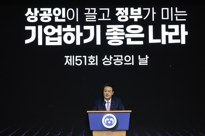 윤석열 대통령이 20일 서울 영등포구 63컨벤션센터에서 열린 제51회 상공의 날 기념식에서 '자유주의 경제시스템에서 기업활동의 자유와 국가의 역할'을 주제로 특별 강연을 하고 있다. 연합뉴스