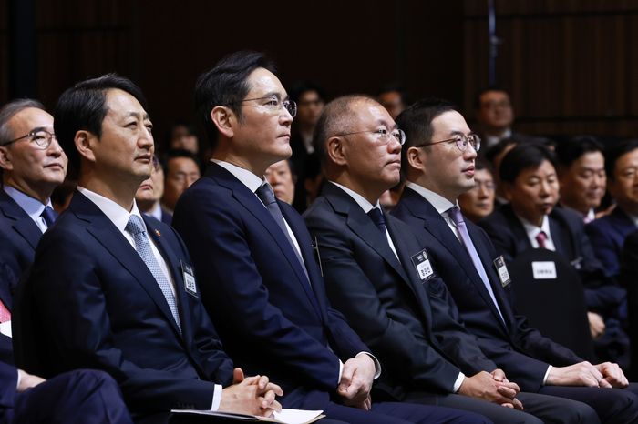 안덕근 산업부 장관(왼쪽부터), 이재용 삼성전자 회장, 정의선 현대차 회장, 구광모 LG그룹 회장 등이 20일 서울 영등포구 63컨벤션센터에서 열린 제51회 상공의 날 기념식에서 윤석열 대통령의 '자유주의 경제시스템에서 기업활동의 자유와 국가의 역할'을 주제로 한 특별 강연을 듣고 있다. 연합뉴스