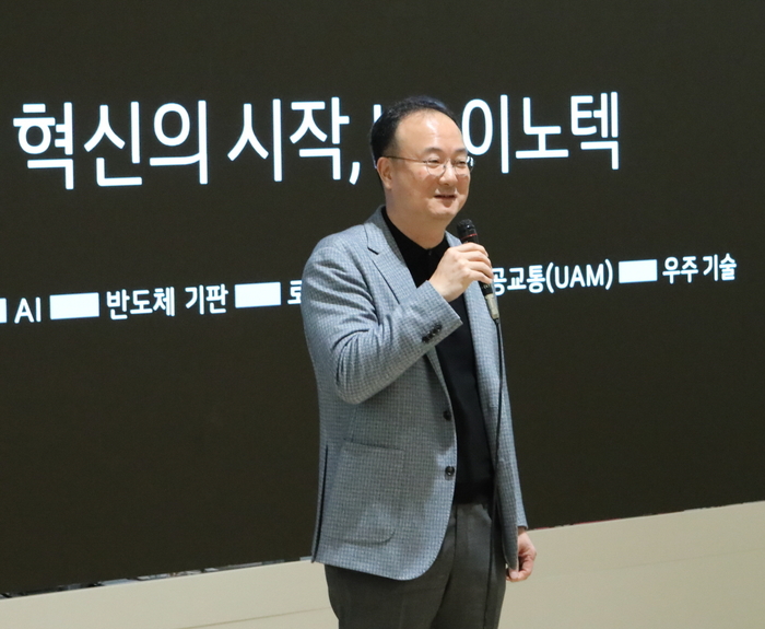 문혁수 LG이노텍 대표가 21일 서울 강서구 마곡동 본사에서 취재진 질문에 답하고 있다. (사진=LG이노텍)