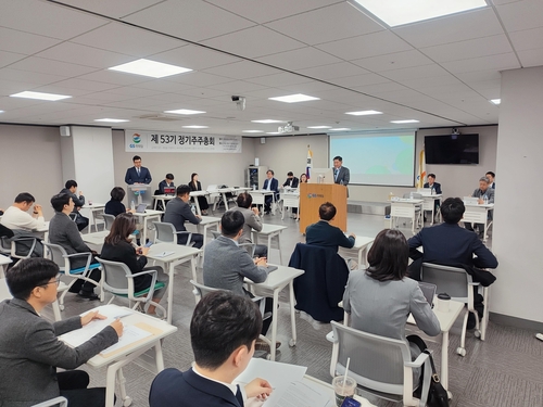 허연수 GS리테일 대표이사 부회장이 21일 서울 강동구 천호동 GS리테일 동북부사무소에서 열린 제53기 주주총회에서 인사말을 하고 있다. [자료:GS리테일]