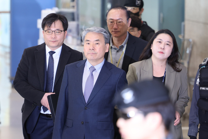 해병대 채모 상병 순직 사건 외압 의혹으로 수사받는 이종섭 주호주 대사가 21일 인천 영종도 인천국제공항 제1터미널을 통해 귀국하고 있다. 연합뉴스