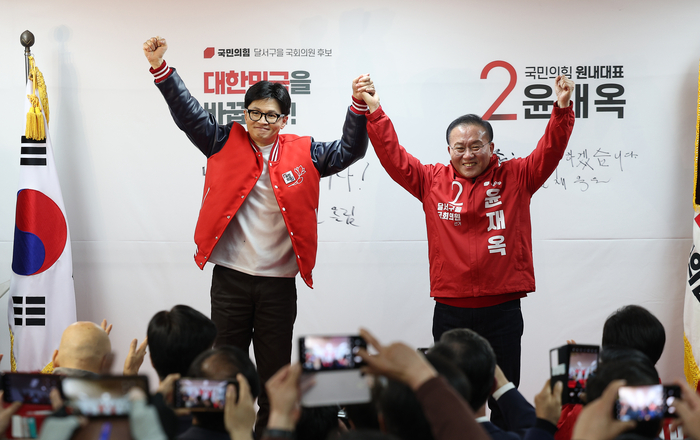 국민의힘 한동훈 총괄선대위원장이 21일 대구 달서구 윤재옥 대구 달서구을 후보 선거사무실 개소식을 찾아 윤재옥 공동선거대책위원장과 함꼐 손을 들어 인사하고 있다.