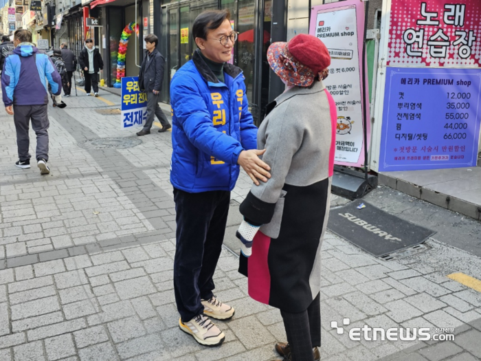 전재수 더불어민주당 의원이 지역 주민과 인사를 하고 있다. 사진(부산)=최기창 기자