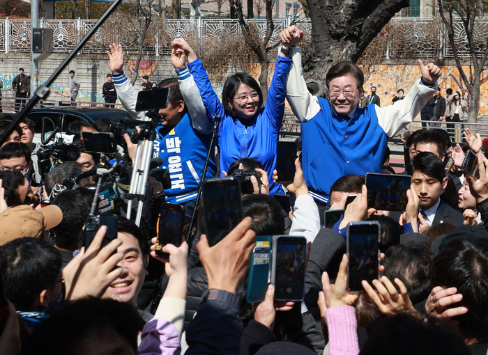 더불어민주당 이재명 대표가 23일 경기 포천시 소흘읍을 찾아 시민들에게 인사하고 있다. 왼쪽부터 박윤국(경기 포천가평) 후보, 더불어민주연합 용혜인 의원, 이 대표.