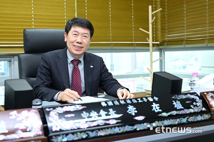 이재식 한국정보통신공사협회장이 22일 서울 용산구 한국정보통신공사협회에서 본지 기자와 인터뷰하고 있다. 김민수기자 mskim@etnews.com