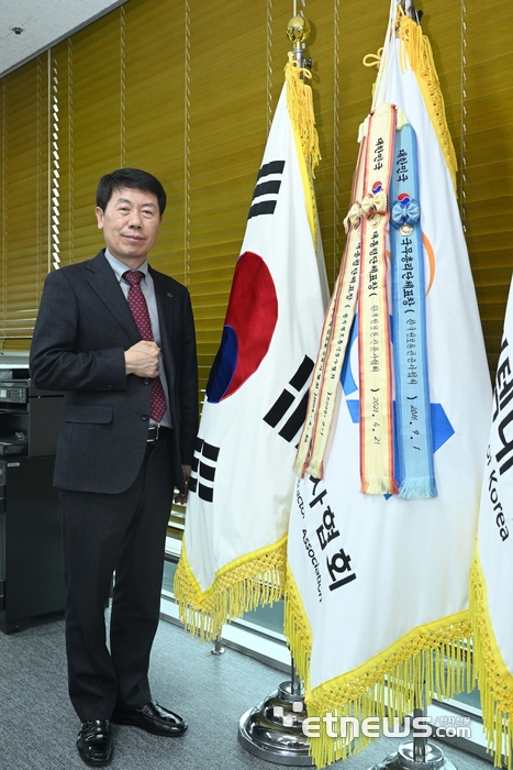 이재식 한국정보통신공사협회장이 22일 서울 용산구 한국정보통신공사협회에서 본지 기자와 인터뷰하고 있다. 김민수기자 mskim@etnews.com