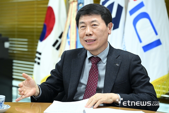 이재식 한국정보통신공사협회장이 22일 서울 용산구 한국정보통신공사협회에서 본지 기자와 인터뷰하고 있다. 김민수기자 mskim@etnews.com