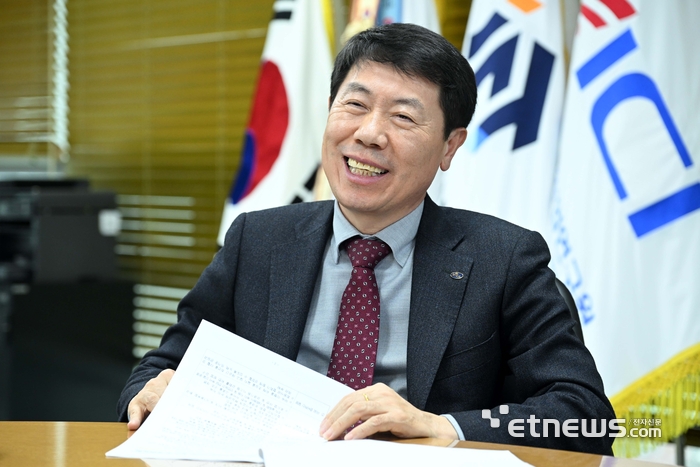 이재식 한국정보통신공사협회장이 22일 서울 용산구 한국정보통신공사협회에서 본지 기자와 인터뷰하고 있다. 김민수기자 mskim@etnews.com