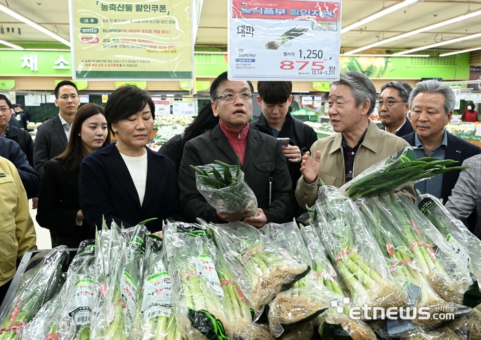 소비자 물가가 지속적으로 상승하는 가운데 정부가 유통가 현장 점검에 나섰다. 25일 경기 성남시 하나로마트에서 최상목 경제부총리 겸 기획재정부 장관이 주요 과일, 채소 등 품목을 살펴보고 있다. 왼쪽부터 송미령 농림축산식품부 장관, 최상목 장관, 강호동 농업협동조합중앙회장. 김민수기자 mskim@etnews.com