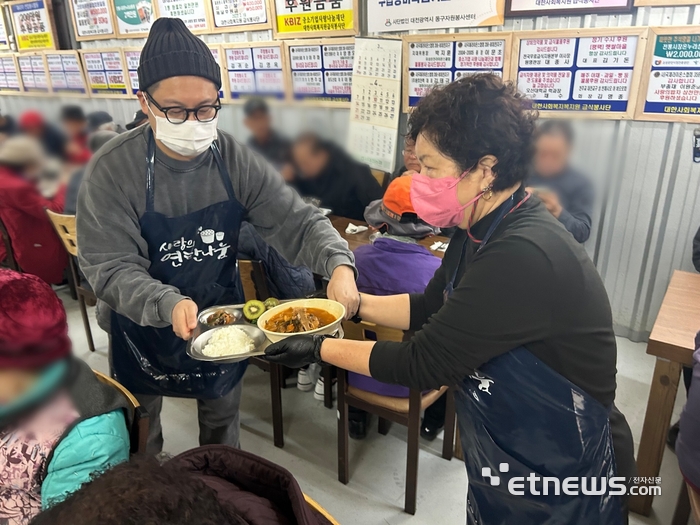 중소기업연합봉사단이 지난 23일 대전에서 대한사회복지원과 함께 지역사회 내 소외된 이웃을 위한 따뜻한 식사 한 끼 나누기 봉사활동을 진행했다.