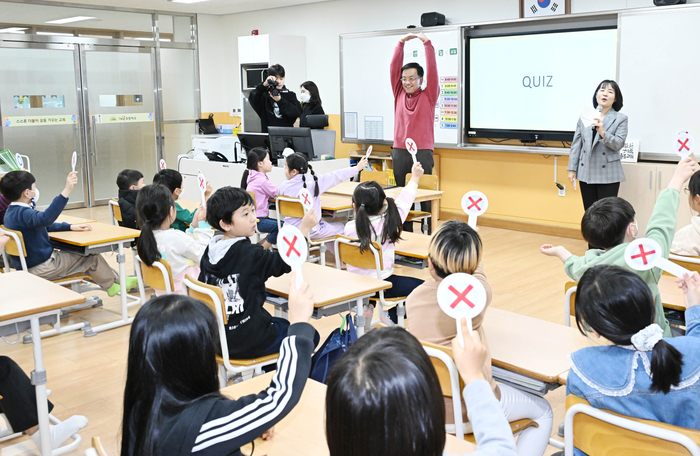 최상목 부총리가 25일 세종 해밀초등학교에서 늘봄학교 일일 강사로 나서 '퀴즈로 배우는 경제' 프로그램을 진행했다.[기획재정부 제공]