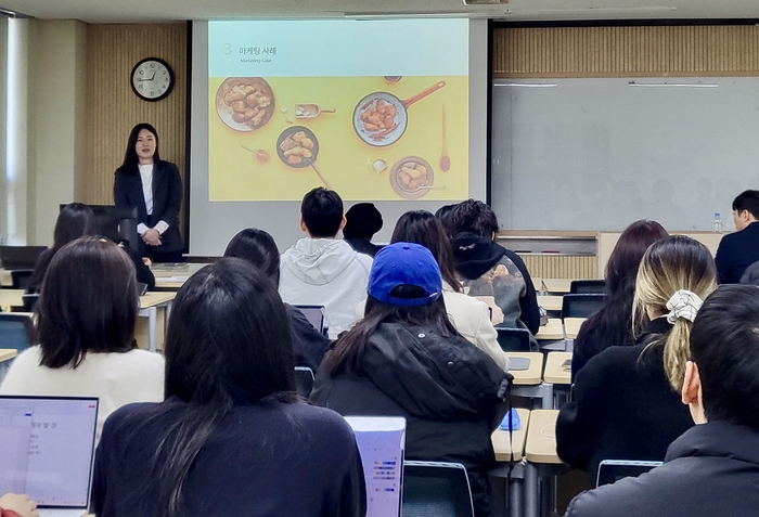 교촌치킨은 경희대학교 조리&푸드디자인학과 학생 대상으로 '제품개발' 실무 특강을 진행했다.