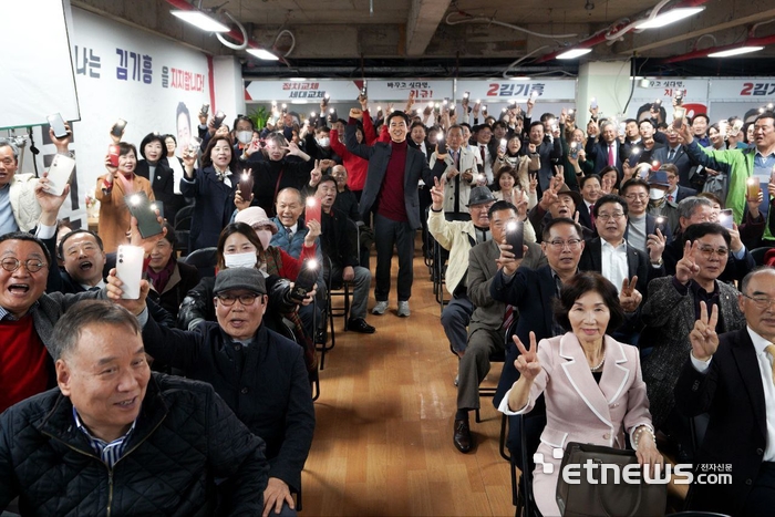 김기흥 국민의힘 인천 연수을 후보가 선거사무소 개소식을 갖고 있다.