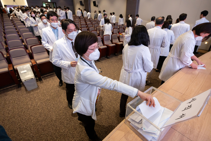 25일 오전 서울 고려대학교 안암병원에서 열린 '고려대학교 의료원 교수 총회'에서 교수들이 사직서를 제출하고 있다. 〈연합뉴스〉