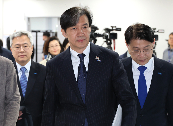 조국혁신당 조국 대표가 25일 국회 소통관에서 '검찰의 민간인 불법 사찰 고발' 기자회견을 하기 위해 입장하고 있다.