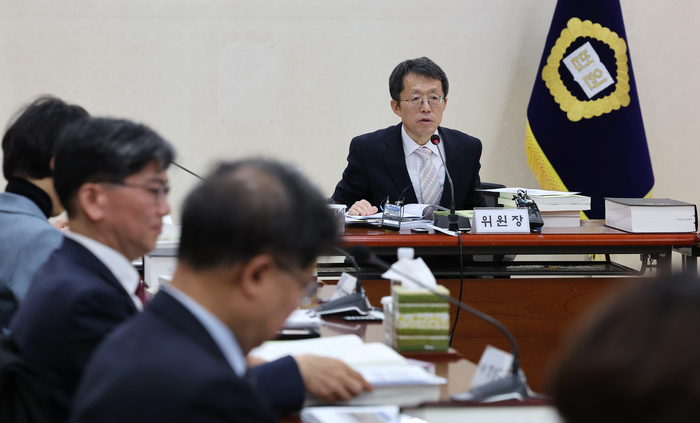 이상원 대법원 양형위원장이 25일 오후 서울 서초구 대법원에서 열린 제130차 양형위원회에서 발언하고 있다. (연합뉴스)