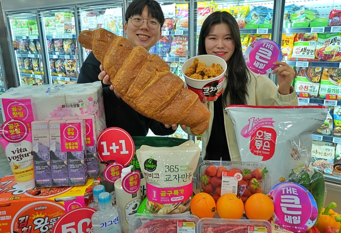 모델이 롯데마트 제타플렉스 서울역점에서 창립행사 상품을 들고 홍보하고 있다.