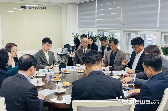 경기 수원시가 지난 25일 시청에서 직업계고등학교장 간담회 열고 청소년들 진로·진학 연결 사업 추진 방안을 논의했다.