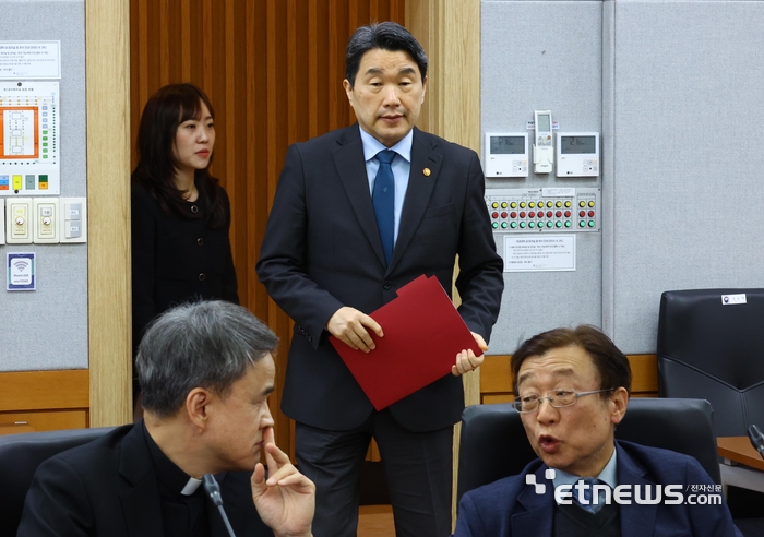 의료 개혁 현안 논의 참석한 이 부총리