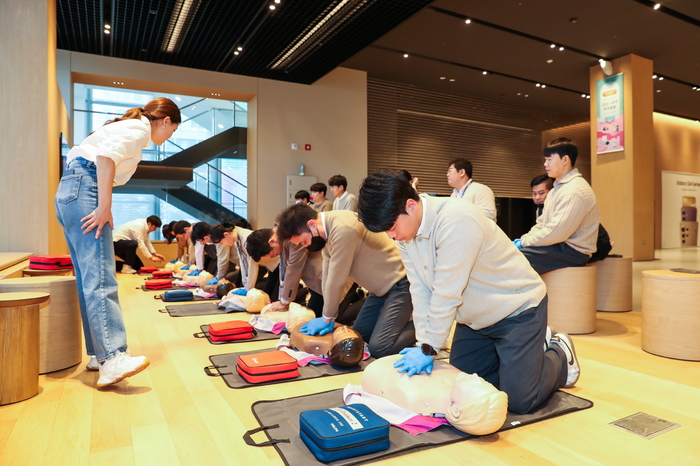 삼성전자 오프라인 매장인 삼성스토어에서 임직원 대상으로 매장 내 응급 상황 발생 시 대처능력 향상을 위한 '응급처치 및 심폐소생술(CPR) 교육'을 실시한다. 삼성스토어 부천중동점에서 교육 중인 모습. (사진=삼성전자)