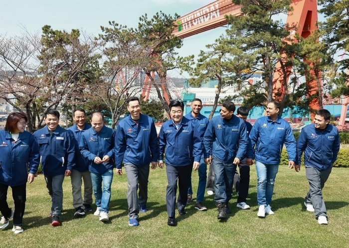 권오갑 HD현대 회장이 울산 HD현대중공업 영빈관에서 오찬 간담회에 참석한 외국인 근로자들과 산책을 하며 담소를 나누고 있는 모습. HD현대