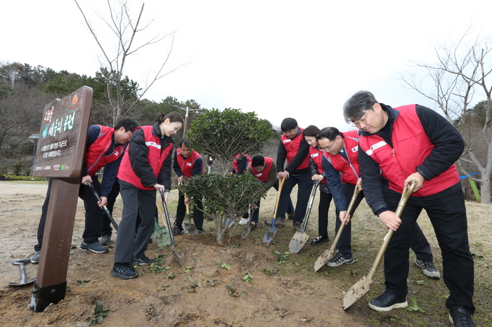 LG생활건강 임직원과 울산 지역사회 관계자들이 지난 26일 울산 양정동오치골공원에서 나무를 심고 있다.