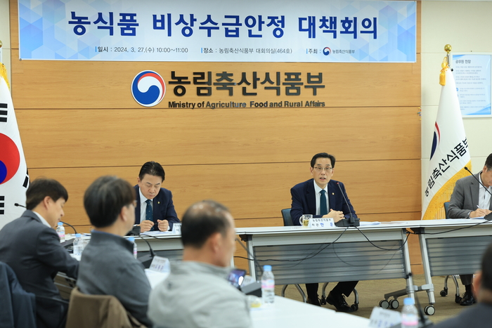 한훈 농식품부 차관이 27일 농식품 비상수급안정 대책회의를 주재하고 있다.[농식품부 제공]