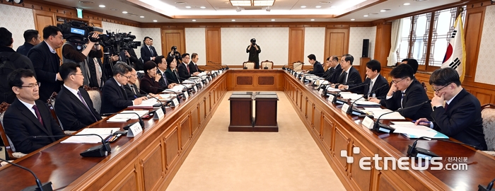 한덕수 국무총리가 27일 서울 종로구 정부서울청사에서 열린 국가첨단전략산업위원회 회의에서 모두발언을 하고 있다. 이날 한 총리는 “첨단산업 특화단지 기반시설 구축 시 국비 지원비율을 5~10% 상향하고, 단지별 2건으로 제한했던 건수 기준도 폐지하겠다”고 밝혔다. 이동근기자 foto@etnews.com