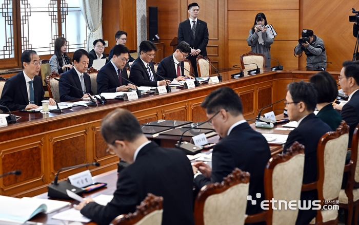 국가첨단전략산업위원회 주재하는 한 국무총리