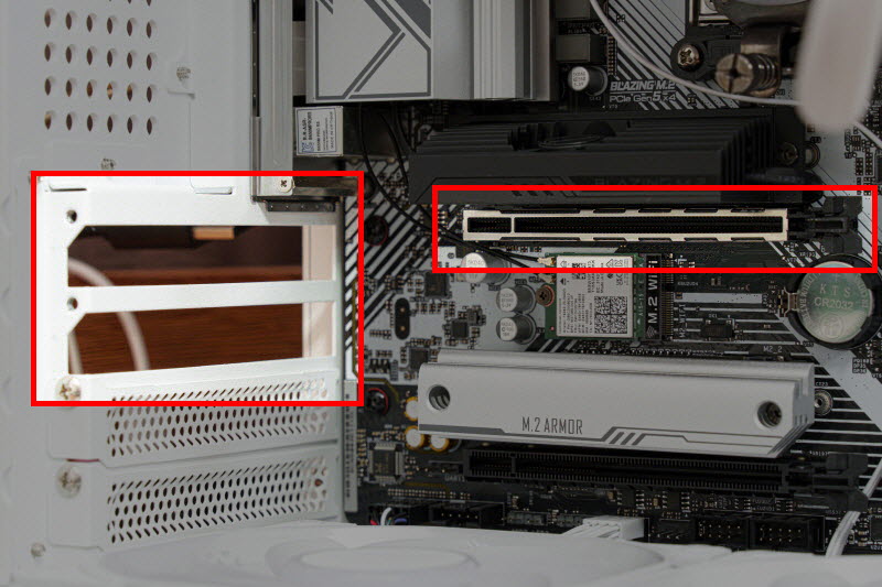 그래픽카드를 장착하기 전 PCIe 슬롯 클립을 열고 케이스 뒷면 브라켓도 제거해 두자