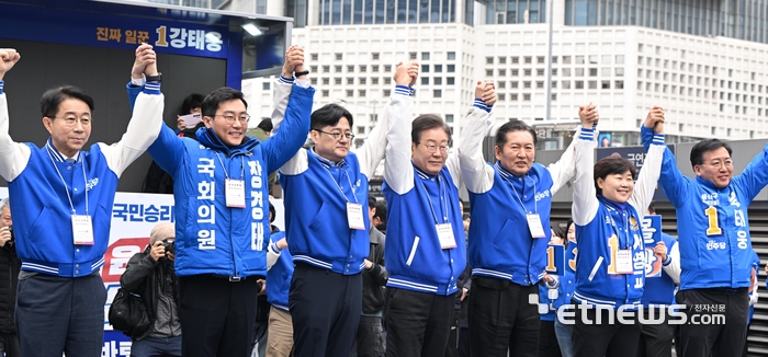 손 들고 인사하는 민주당