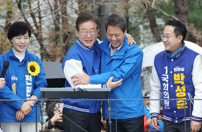 더불어민주당 이재명 대표와 임종석 전 대통령 비서실장이 28일 왕십리역 광장에서 중구성동구 갑과 을에 각각 출마하는 전현희 후보와 박성준 후보 지원 유세를 하고 있다. 연합뉴스