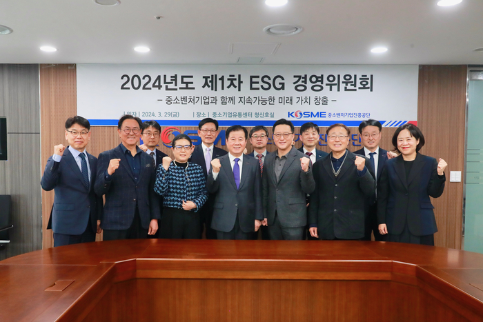 강석진 중소벤처기업진흥공단(앞줄 왼쪽 네 번째)을 비롯한 중진공 ESG 경영위원회 참석자들이 기념촬영했다.(사진=중소벤처기업진흥공단)