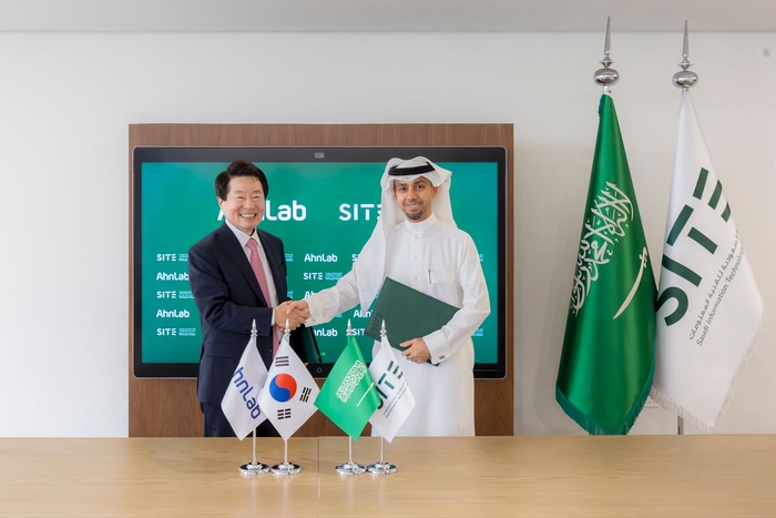 강석균 안랩 대표(왼쪽)와 사드 알라부디(Dr. Saad Alaboodi) SITE 최고경영자가 합작법인 설립 계약 체결 뒤 악수하고 있다.(안랩 제공)