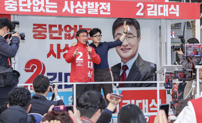 국민의힘 한동훈 비상대책위원장 겸 총괄 선거대책위원장이 1일 부산 사상구 사상역 앞에서 김대식(부산 사상구) 후보의 지지를 호소하고 있다. [공동취재]