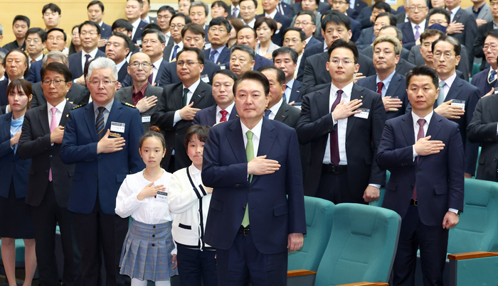 윤석열 대통령이 1일 대전 동구 한국철도공사(코레일) 본사에서 열린 고속철도(KTX) 개통 20주년 기념식에서 국기에 경례하고 있다. 연합뉴스