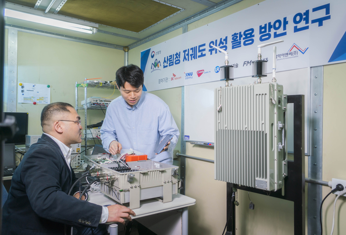 SK텔레콤 연구원들이 위성 기반 무선 백홀에 자사의 소형 기지국을 결합하는 연구를 진행하는 모습