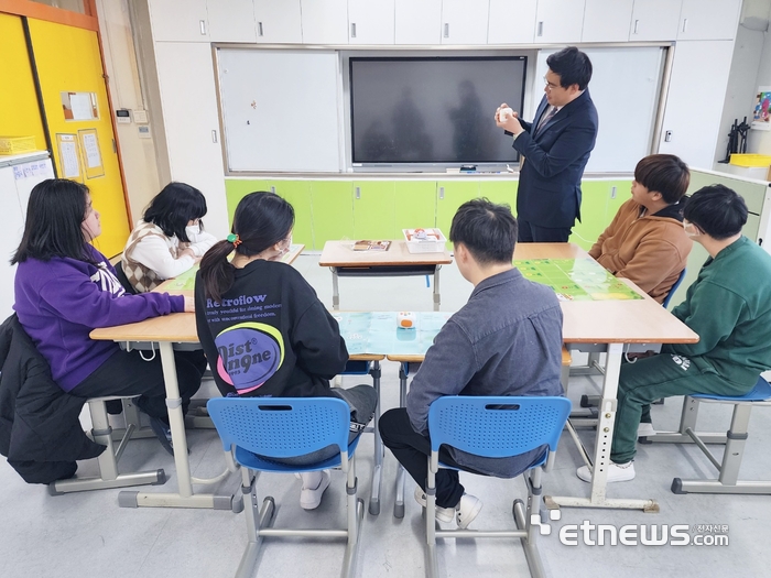 경기 성남시 혜은학교 고등학교 3학년 2반 최국진 교사가 코딩 수업을 위해 테일봇 코딩 입력을 설명하고 있다. 김동성 기자