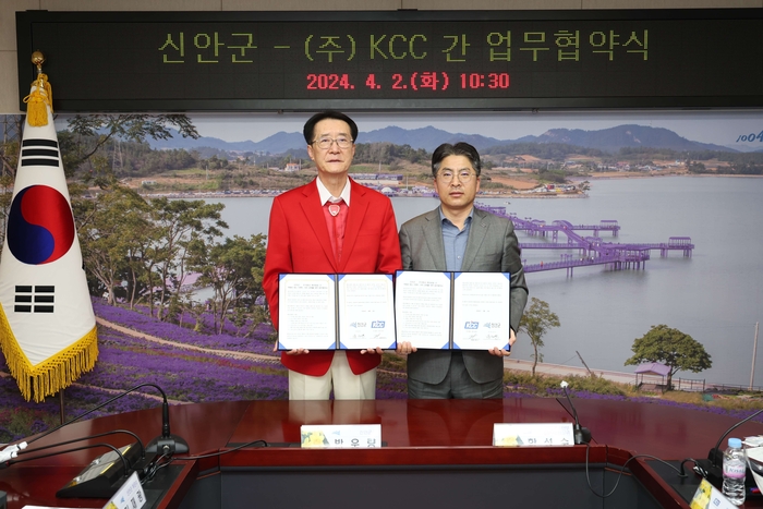 박우량 신안군수(사진 왼쪽)와 KCC 유통도료 사업부장 함성수 상무(사진 오른쪽)가업무협약식 기념 사진을 촬영하고 있다.